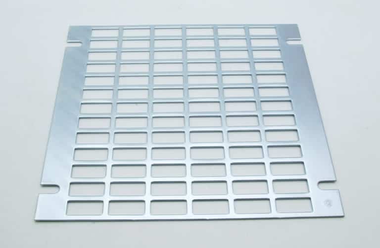 03175 – Platine perforée, 4 modules, pour gaine L = 250 mm