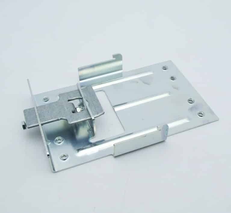 LV429305 – PLATINE D ADAPTATION SUR RAIL DIN ACCESSOIRE DISJONCTEUR NSX100 250
